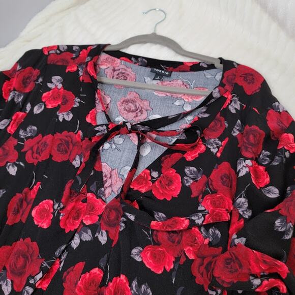 Torrid Size 4 Dress Black Red Roses Floral Front Tie Pockets Boho Whimsygoth - Picture 6 of 10